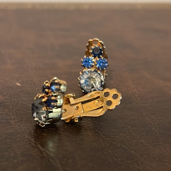 Vintage Blue Rhinestone Cluster Gold Tone Clip-on Earrings - Picture 4 of 6